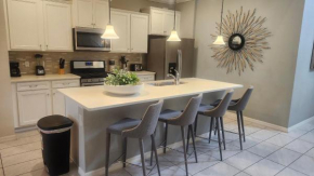 Spacious 6BR/5BA w/Private Pool in Solterra Resort